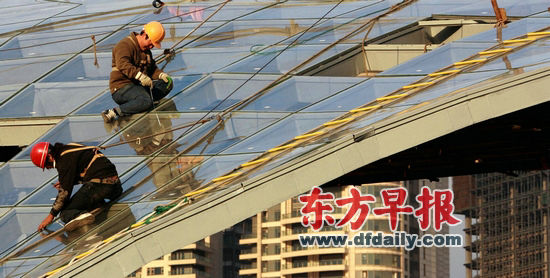 今后，上海還將限制處于人流密集、流動性大的區(qū)域內(nèi)的建筑物安裝玻璃幕墻。徐曉林 早報資料